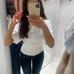 Vit kortärmad topp - Super fin tröja och perfekt till sommaren! Helt ny.🤍