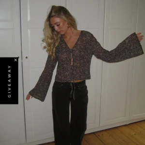 Blus med knytning - Snygg brun blus med knytning framtill och ett diskret mönster. Blusen har långa ärmar och en luftig passform, perfekt för en stilren look. Passar bra till både jeans och kjol. Säljs då jag fick dubbla i present