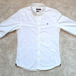 Vit Morris Skjorta - Hej säljer en Vit Morris skjorta som är i toppskick. Stl 37/38 och är en S. Väldigt fin Skjorta och har inga missfärgningar eller defekter. Skick: 9/10. Hör av dig om du har några frågor. 