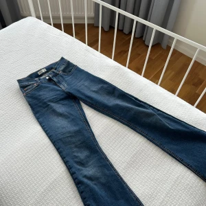 Blå jeans från Perfect Jeans - Säljer ett par klassiska blå jeans från Perfect Jeans. De har en normal passform och är tillverkade i denim med en snygg tvätt. Perfekta för en avslappnad stil. Från Gina och passar perfekt storlek 34 