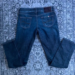 Mörkblå jeans från Jacob Cohën - Mörkblå Jacob cohën jeans! De är i väldigt bra skick och i modellen 713. Storleken är 30. Hör av dig vid frågor eller prisförslag!