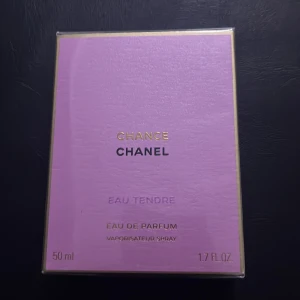 Chanel Chance Eau Tendre Eau de Parfum 50 ml - Säljer en elegant och feminin Chanel Chance Eau Tendre Eau de Parfum i en lila förpackning med guldiga detaljer. Flaskan innehåller 50 ml av denna fräscha och blommiga doft som passar perfekt för den som älskar en lätt och upplyftande parfym.