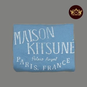 Blå sweatshirt från Maison Kitsuné - Snygg blå sweatshirt från Maison Kitsuné med vit text på framsidan. Tröjan har långa ärmar och en klassisk rund halsringning. Perfekt för en avslappnad stil.