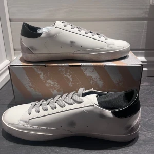 Golden goose skor  - Helt nya golden goose skor, storlek 44 box och dustbag medföljer. Hör av dig vid frågor och funderingar!