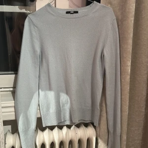 Ljusblå tröja från Uniqlo - Säljer en ljusblå kashmirtröja från uniqlo. Har två små fläckar men syns verkligen inte!! Nypris 1100