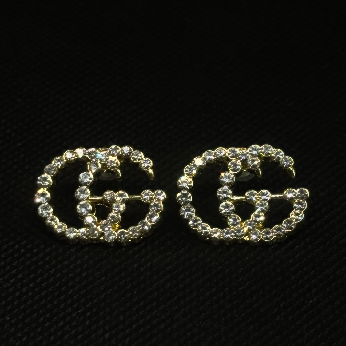 Guldiga örhängen med glittriga stenar - 1