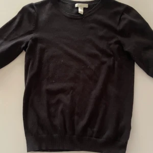 Svart stickad tröja från HM - Säljer en klassisk svart tröja från Hm Basics. Tröjan är i mycket fint skick och är i storlek XS💕