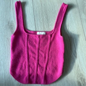 Rosa ribbad linnetopp från H&M - Säljer en snygg rosa ribbad linnetopp från H&M. Toppen har breda axelband och en stilren design som passar perfekt till sommaren. Perfekt för att lägga till en färgklick i garderoben!🩷🩷