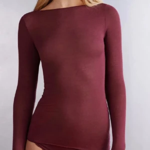 Vinröd långärmad tröja från Intimissimi - Säljer en elegant vinröd långärmad tröja från Intimissimi. Tröjan är tillverkad i en mjuk och lyxig kashmirblandning, perfekt för kyligare dagar. Den har en enkel och stilren design som passar till många olika tillfällen. Nästan oandvänd😋