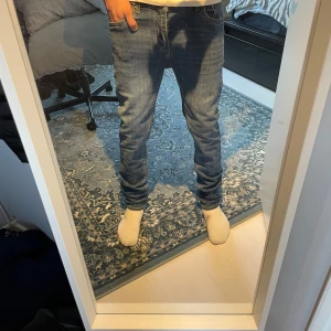 Levis 510 slim jeans - Säljer ett par klassiska Levis 501 jeans i blå denim. De har en straight passform och är midwaist. Perfekta för en avslappnad stil med fem fickor och knappgylf.