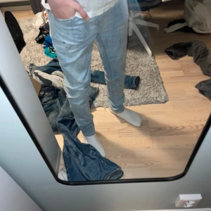 Dondup jeans barn - Dondup jeans i barnstorlek. De är lite slitna vid fickorna och vid lappen över bakfickan (se bild). De har snygga slitningar och passar någon mellan 155-170cm. Det står ingen lapp med storlek inne i jeansen. Modell:roddy. 