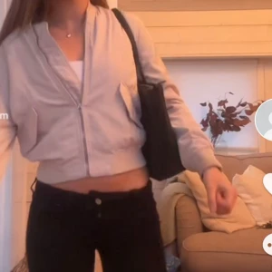 Snygg jacka - Jättesnygg vårjacka 💕💕💕 små effekter på ryggen men man tänker inte på det! Ganska luftig och bra som vårjacka men kan även användas som en snygg tröja!🙌🏻 Pris kan diskuteras!