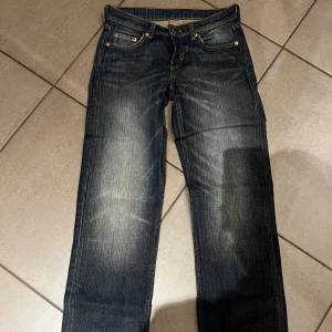 Mörkblå jeansbyxor - Snygga mörkblå jeans från weekday i arrow designen. Midja 25 och längd 34. Kontakta för fler bilder! 