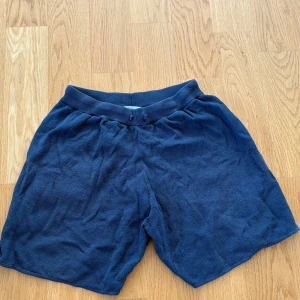 Mörkblå frottéshorts från Zara 164cm - Mörkblå shorts från Zara i mjuk frotté med elastisk midja och snörning. Modellen har en bakficka och avslappnad passform, perfekta för chill dagar eller träning. Snygg enkel design som är lätt att matcha med t-shirt eller hoodie. Köpt för ca 399kr mitt pris 149kr.