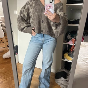 Leopardmönstrad kofta från Zara - Superfin croppad kofta från Zara i brunt och beige med leopardmönster. Koftan har v-ringning, stora knappar framtill och långa, lite puffiga ärmar. Perfekt för dig som vill ha en mysig men ändå trendig look.
