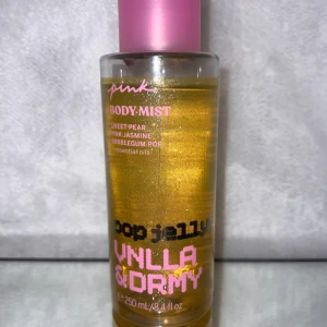 Victoria’s Secret: Pink Body Mist VNLLA & DRMY Mist - Body mist från Victoria's Secret Pink i doften VNLLA & DRMY. Innehåller noter av söt päron, pink jasmine och bubblegum pop. Volym 250 ml. Vegansk och delvis återvunnet material.