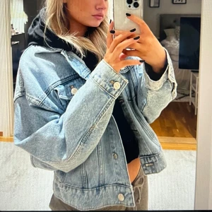 Jens jacka🤍 - Säljer denna snygg Jens jacka får Zara, perfekt nu till hösten🍁Nästan helt oanvänd 