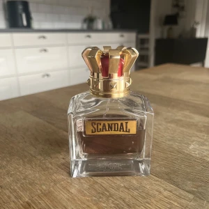 Herr parfym - Hej! Säljer en herr parfym från märket Jean Paul Gaultier men själva parfymen heter Scandal edt. Flaskan är 100ml och använd lite så 70% kvar ungefär. Köpt på kicks för cirka 1400kr