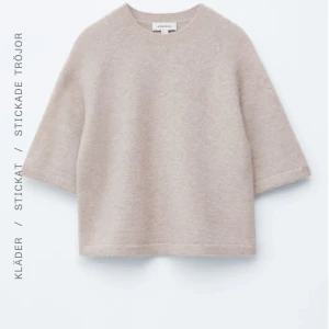 Beige stickad tröja från & Other Stories - Supermjuk beige stickad tröja från & Other Stories. Endast andvänd ett fåtal gånger och bara att höra av er om frågor eller mer bilder💕