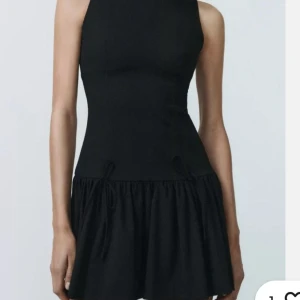 SÖKER denna Zara klänning - Söker  denna svara zara klänning med små knyt/rosetter framtill! I storlek XS! Kan betala bra💕