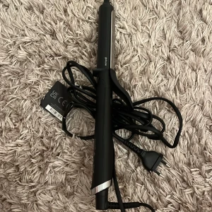 Svart locktång från Ghd - Säljer en svart locktång från Ghd med sladd och silverdetaljer. Perfekt för att skapa snygga lockar och vågor. Ghd curve