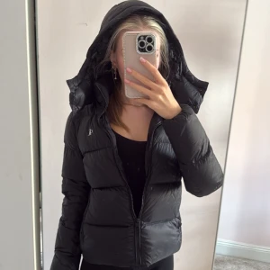 Svart pufferjacka från Calvin Klein - Säljer min populära ck dunjacka, knappt använd, inga defekter❤️ köptes från zalando kan sänka pris vid snabbt köp