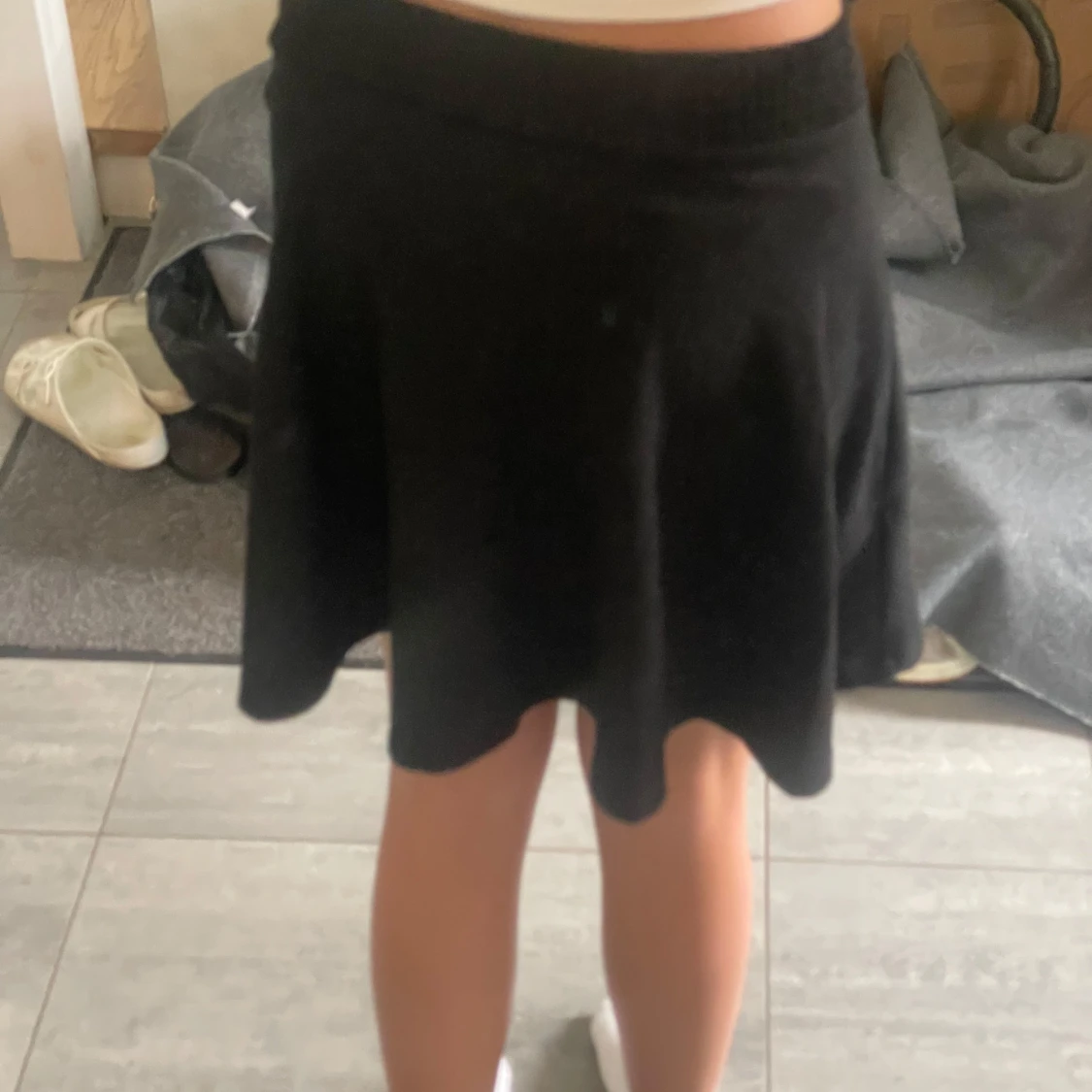 Svart kortkjol med stretchig midja - 1