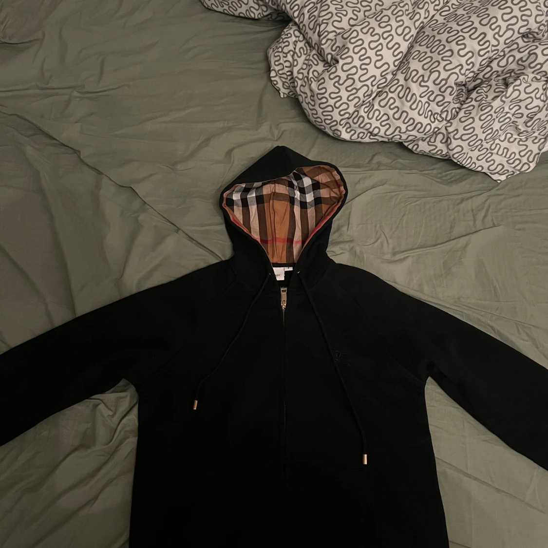 Svart Burberry hoodie med klassisk luva