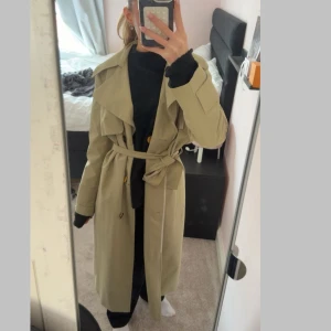  trenchcoat från Tiger of Sweden - Snygg trenchcoat från Tiger of Sweden. Köpt för över 5.000kr