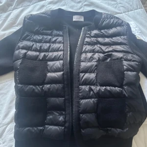 Moncler Cardigan - intressekoll på min Moncler Cardigan. Har någon fläck högre upp på jackan men som inte är synlig, kom privat för närmare bild. Säljer inte för under 5000kr💞💞 storlek M men passar S. 