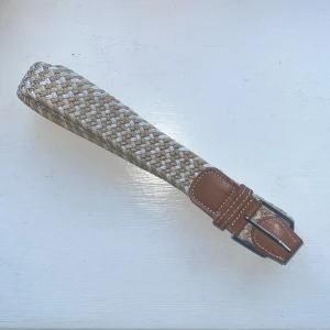 Flätat bälte 100cm - Snyggt flätat bälte, aldrig använt 10/10 skick. Köptes för 249kr || pris går att diskutera, kom DMs vid minsta fundering 🤗👍längd: 100cm