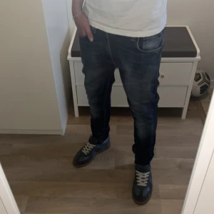 Nudie jeans lean Dean  - Skit snygga Nudie jeans som är i princip nya inga defekter. Nypris 2500 vårat pris endast 599
