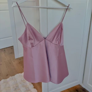 Ljusrosa volang topp - Fin ljusrosa topp i skimmerigt fint material. Oanvänd med lappen kvar 