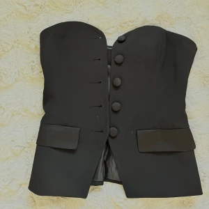 Korsett / kostym topp - Använd 2 gånger max, nyskick. Super fin till utgång, middag, fest eller nyår kanske! 