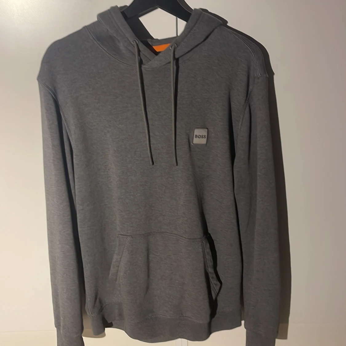 Grå hoodie från BOSS 