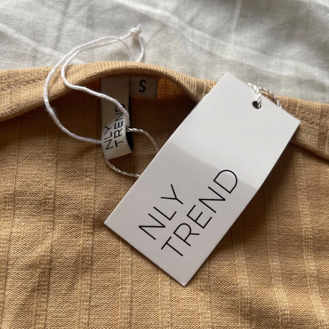 Beige ribbad omlottkofta från NLY Trend - 2