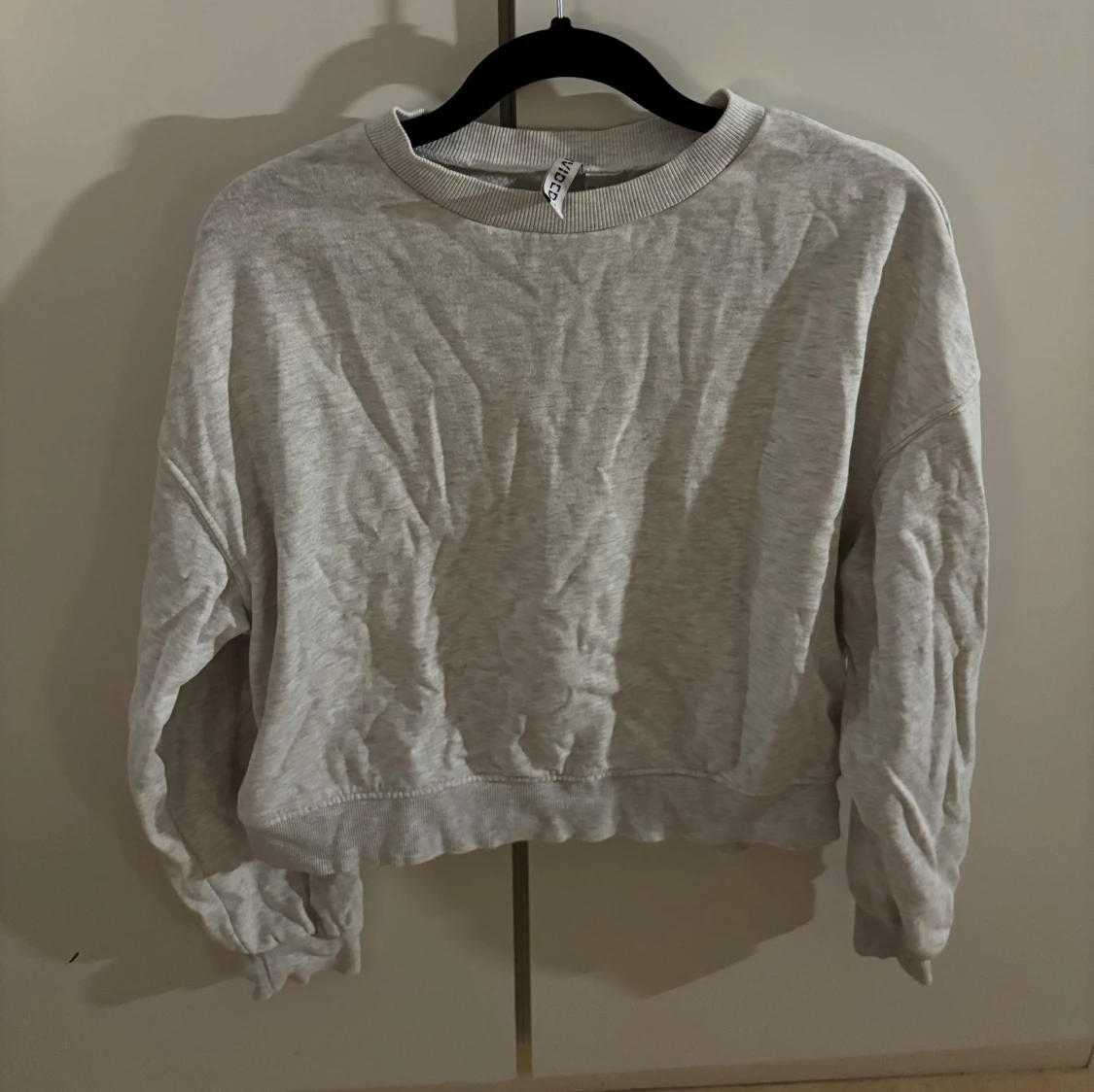 Ljusgrå sweatshirt från H&M Divided