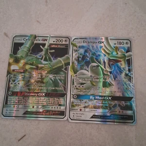 Pokémon GX-kort: Celesteela GX & Drampa GX - Två coola och glittriga Pokémon GX-kort: Celesteela GX och Drampa GX! Perfekta för dig som vill boosta din samling eller spela med kraftfulla kort. Båda korten har unika attacker och snygg design som gör dem till favoriter bland unga samlare.