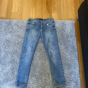 Blåa jeans J Lindberg  - Snygga ljusblå jeans som är i bra skick men dom är använda innan. Dom är jävligt stilrena och passar dig som är 167-178 beroende på hur du vill att dom ska sitta. Pris går att diskutera vid snabb affär