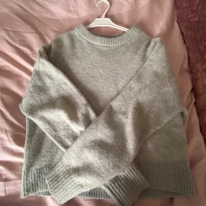 Ljusgrå stickad tröja från BikBok - Mysig ljusgrå/blå stickad tröja från BikBok i alpackablandning. Jättebra kvalitet och inga defekter! Meddela gärna om du har några frågor🥰