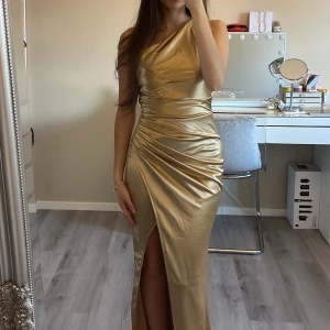 Lång klänning  - Helt ny långklänning i storlek XS. Färgen guld. 