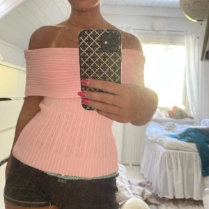 Off shoulder tröja  - Jätte gullig rosa ofshoulder tröja! I ett stickat material. Storlek XS men skulle säga att det passar S också. Aldrig använt. PRIS KAN DISKUTERAS VID SNABBKÖP💕