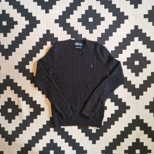 Ralph lauren knit - 📊 Färg: Svart  📏 Storlek: Small (S)  📐 Mått:  Längd - 69cm  Axelbredd - 43cm  ♻️ En långärmad svart Ralph Lauren cable knit i storlek S. I väldigt bra skick, inga fläckar, hål eller defekter! Perfekt nu när det börjar bli lite kyligate och hösten kommer!☺️  👕 Material: 90% Merinoull & 10% kaninhår    #mensfashion #mensstyle #ralphlauren #classicstyle  #fashion
