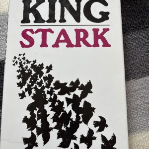 Stark - En skrämmande och intensiv roman av Stephen King om författaren Thad Beaumont och hans mörka alter ego George Stark. Perfekt för dig som gillar nervkittlande berättelser och vill ha en riktig bladvändare. Läs den helst inte ensam – och absolut inte i mörkret!