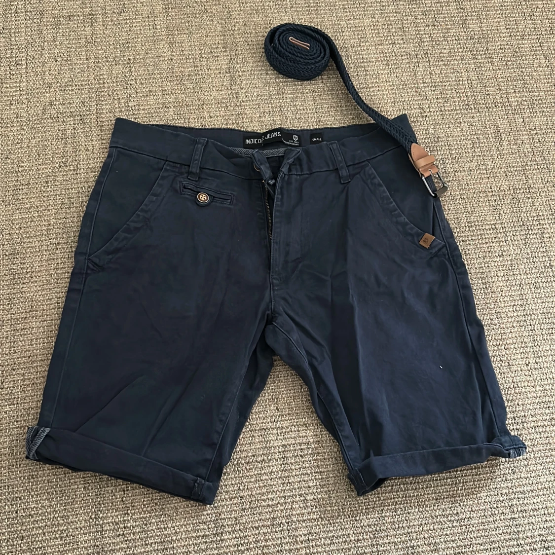 Mörkblå shorts från INDICODE JEANS