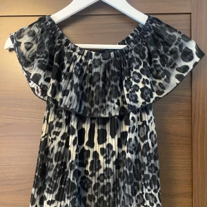 Leopard offshoulder topp - En leopard topp går att ha på flera sätt off shoulder eller inte, storlek S