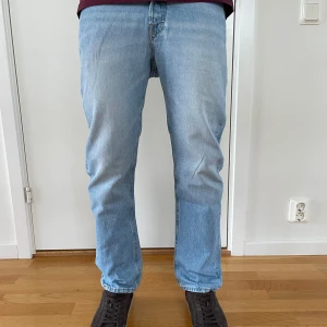 Ljusblå Loose/Chris jeans från Jack & Jones - Aldrig använda ljusblå jeans från Jack & Jones, modell Loose/Chris. Jeansen har klassisk femficksdesign, raka ben och är tillverkade i bomull. Tveka inte att kontakta vid frågor.