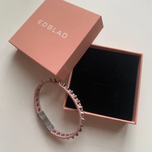 Rosa armband med nitar från Edblad - Säljer detta armband i skinnimmitation med nitar på från edblad.🩷🩷 