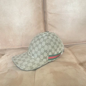 Gucci keps - Kommer med chippet också, fint skick, ända deffekt är på sista bilden utöver det är kepsen i fint skick