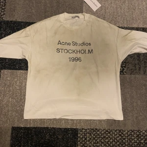 Vit långärmad Acne Studios t-shirt - Vit långärmad tröja från Acne Studios | ”smutsen” från fabrik och själva modellen är så | skick 9/10 använd fåtal gånger | pris kan diskuteras vid snabb affär 